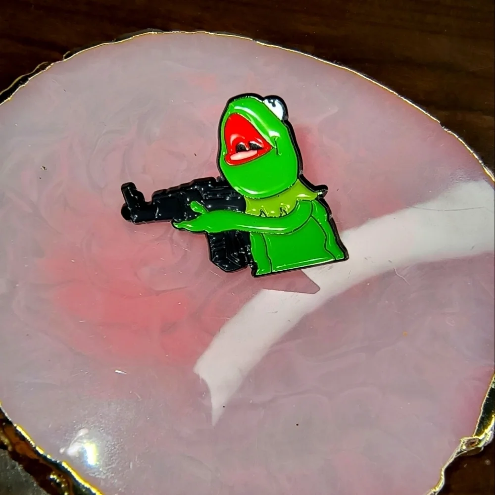 Women’s jewelry green cute Kermit the frog with gun fashion Enamel Pin Funny